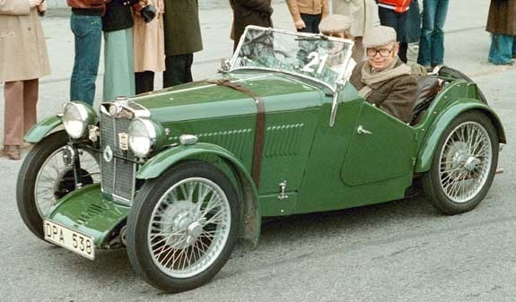 <I> 1933 M.G. J2 Midget 2-seat Sports p Vrbilparaden i Stockholm 1977. 
Bertil Ohlsson med son luftar sin J2:a.  Jan Borgfelt</I>