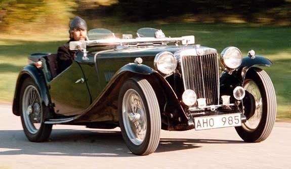 <I> Lars Riverst vlanvnda M.G. TC 2-seat Sports 1947, tar sig en svng p Kungliga Djurgrden.  Jan Borgfelt</I>