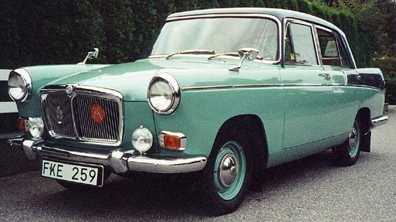 <I> Ilya Meyers fina och ovanliga M.G. Magnette Mk III, 1959 års modell (första årsmodellen). Bilen har idag (2000-11-17) gått 8700 mil och är enligt uppgift den 7:e äldsta i världen och en av få rullande Farina Magnette i Sverige. Sverige tycks ha den äldsta fungerande flottan av dessa ofta förbisedda vagnar, och fler kommer till kännedom under årens lopp. © Ilya Meyer</I>