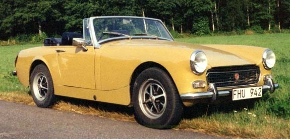 <I>Lisbeth Petersons M.G. Midget MkIII 1972. Notera de runda bakre hjulhusen och avsaknaden av kromlister.
 Lisbeth Peterson</I>