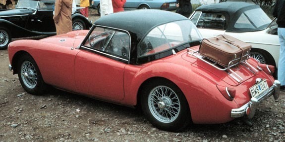 <I>MGA 1500 Roadster 1957 med aluminiumhardtop och bagagercke. Bilden tagen p Skandinaviskt M.G. Meeting i Grnna i slutet av 70-talet.  Jan Borgfelt </I>