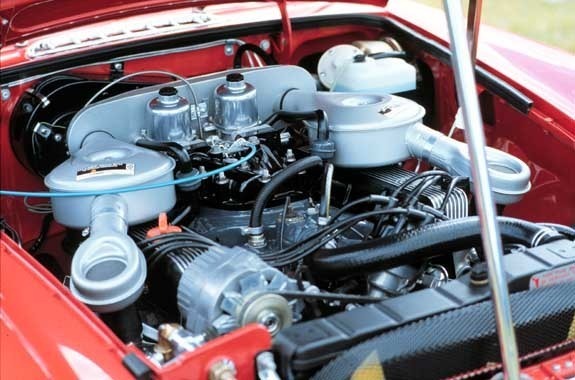 <I>V8:ans snygga och vluppfyllda motorrum. Den genialiska lsningen med att placera frgasarna i motorrummets bakkant, gjorde att man kunde behlla MGB:s originalhuv. 
Costello-konverteringarna hade Rover V8:ans frgasare och luftfilter, vilket medfrde att man blev tvungen att gra en stor bula mitt uppe p huven, som dessutom var gjord i glasfiber.   Jan Borgfelt</I>